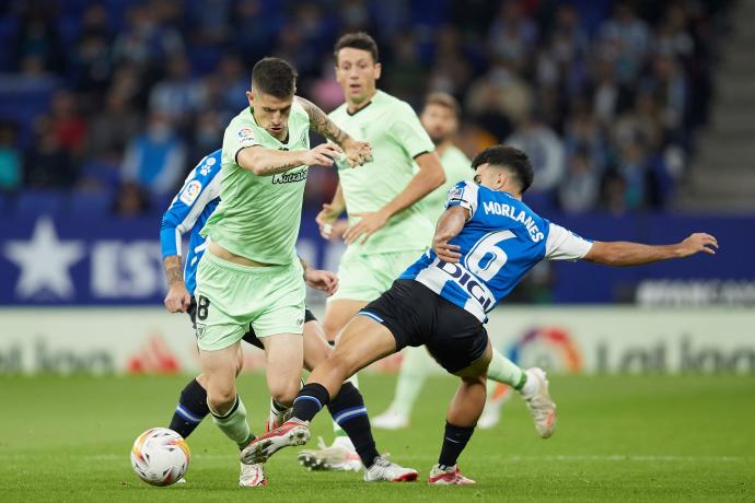 Oihan Sancet supera con un regate a Manu Morlanes en un instante del encuentro entre el Espanyol y el Athletic.