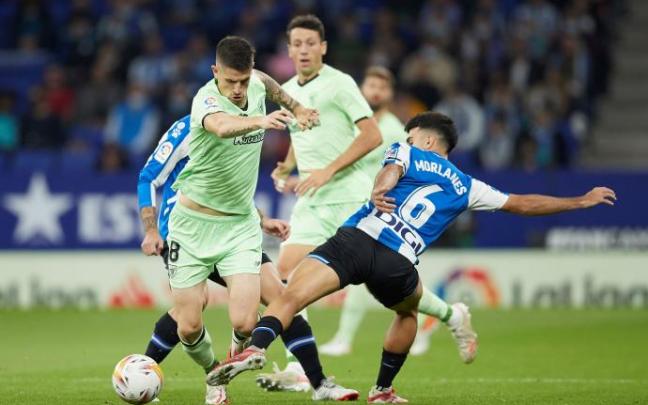 Oihan Sancet supera con un regate a Manu Morlanes en un instante del encuentro entre el Espanyol y el Athletic.