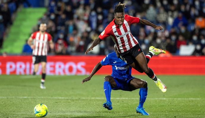 Djené zancadillea a Nico Williams en una acción del encuentro de anoche entre el Getafe y el Athletic que le costó la amarilla al central togolés.