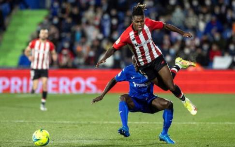 Djené zancadillea a Nico Williams en una acción del encuentro de anoche entre el Getafe y el Athletic que le costó la amarilla al central togolés.