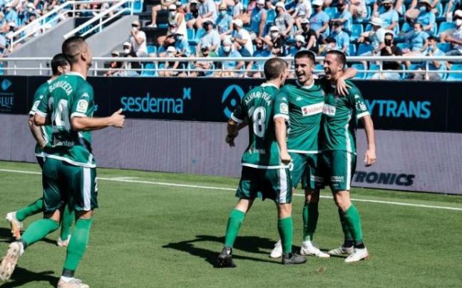 Los jugadores del Amorebieta celebran su tempranero gol, anotado por Obieta a los dos minutos.