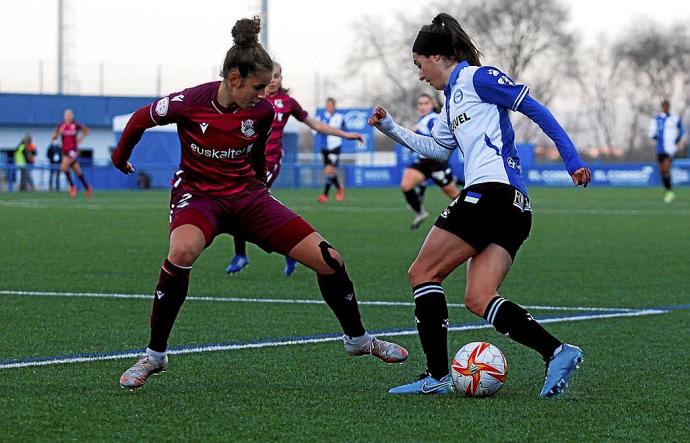 Ane Miren encara a una rival durante la derrota por 0-4 la pasada jornada contra la Real Sociedad. Foto: Jorge Muñoz