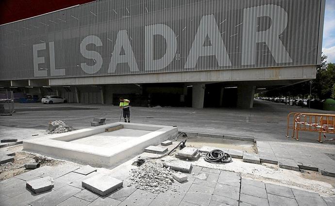 La base de hormigón sobre la que se colocará la escultura del Centenario junto a El Sadar. Foto: Javier Bergasa