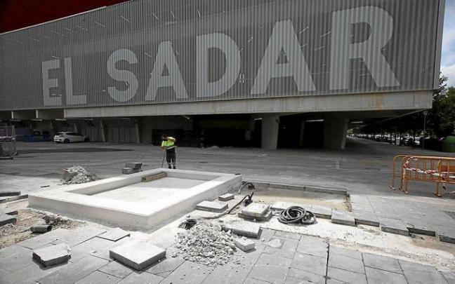 La base de hormigón sobre la que se colocará la escultura del Centenario junto a El Sadar. Foto: Javier Bergasa