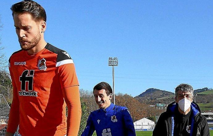 Remiro, Oyarzabal e Imanol Alguacil suben la cuesta de acceso al campo Z2 para entrenarse.