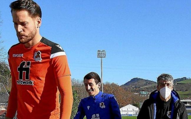 Remiro, Oyarzabal e Imanol Alguacil suben la cuesta de acceso al campo Z2 para entrenarse.