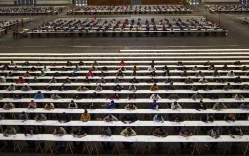 Aspirantes a las plazas de la Oferta de Empleo Público (OPE) de la Ertzaintza realizando el examen de oposición Aspirantes a las plazas de la Oferta de Empleo Público (OPE) de la Ertzaintza realizando el examen de oposición