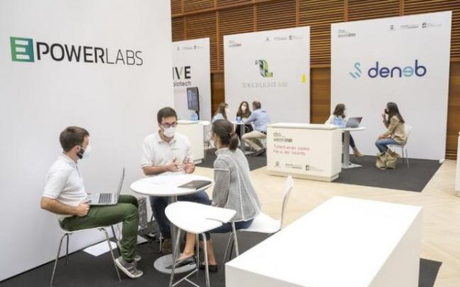 Jóvenes durante una iniciativa de fomento del empleo.