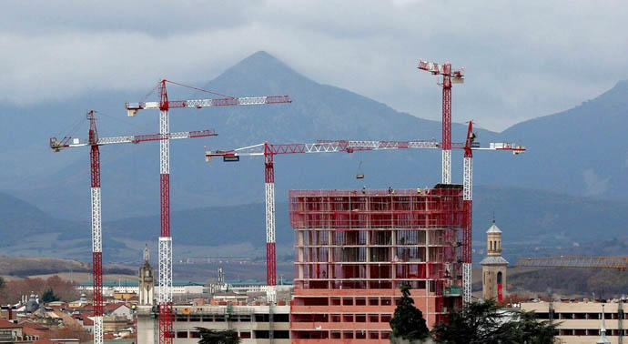 Bloque de viviendas en construcción en el solar del antiguo colegio de Salesianos.