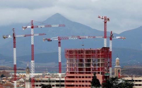 Bloque de viviendas en construcción en el solar del antiguo colegio de Salesianos.