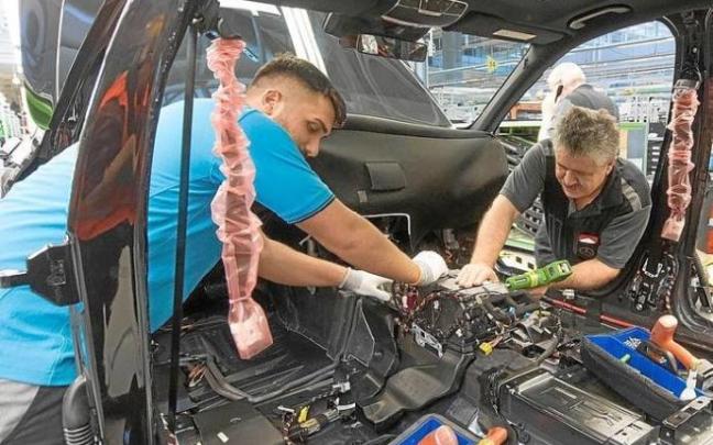 Dos trabajadores de una empresa de automoción. Dos trabajadores de una empresa de automoción.