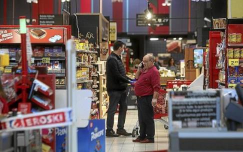 Las ventas y el empleo bajaron en los centros comerciales el año pasado. Las ventas y el empleo bajaron en los centros comerciales el año pasado.