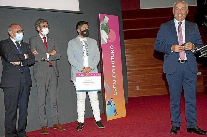 Los premiados, Sebastián Armijo y Juan Luis Cañas, junto al alcalde de Vitoria, Gorka Urtaran, y el diputado general, Ramiro González.