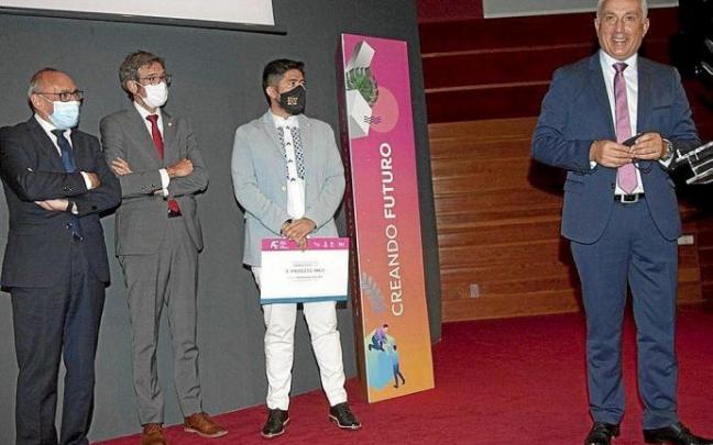 Los premiados, Sebastián Armijo y Juan Luis Cañas, junto al alcalde de Vitoria, Gorka Urtaran, y el diputado general, Ramiro González.