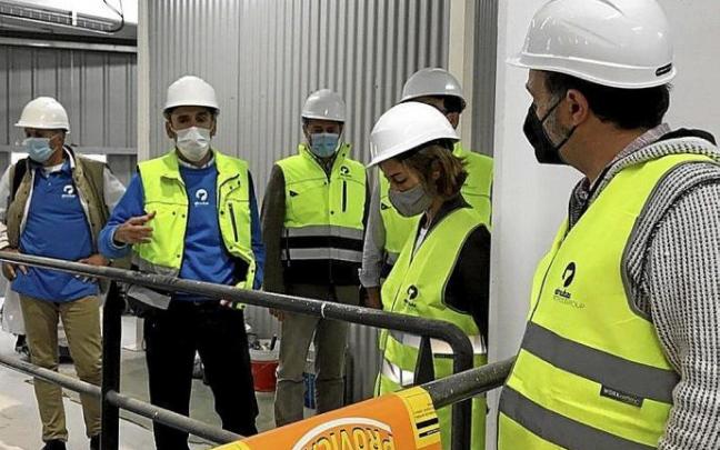 Representantes municipales y de Elmubas en la fábrica. Foto: N.G.