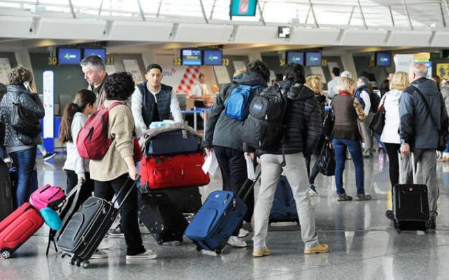Los turistas británicos vacunados podrán seguir viajando a España sin cuarentena a su regreso Los turistas británicos vacunados podrán seguir viajando a España sin cuarentena a su regreso