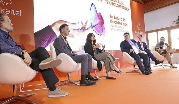 Santiago Niño Becerra, Isidro Fernández de la Calle, Nerea Aranguren, Iñaki González, Pablo Campo y Roberto Romero. Fotos: Borja Guerrero