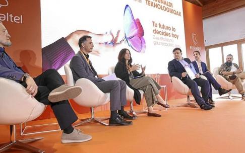 Santiago Niño Becerra, Isidro Fernández de la Calle, Nerea Aranguren, Iñaki González, Pablo Campo y Roberto Romero. Fotos: Borja Guerrero Santiago Niño Becerra, Isidro Fernández de la Calle, Nerea Aranguren, Iñaki González, Pablo Campo y Roberto Romero. Fotos: Borja Guerrero