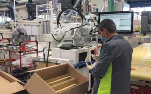 Un trabajador en una empresa. Un trabajador en una empresa.