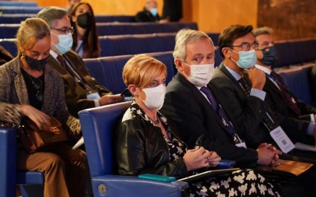 Arantxa Tapia, Iñigo Ucín, Dámaso Quintana y Francisco Riberas, ayer miércoles, durante las jornadas Mundura Begira. Arantxa Tapia, Iñigo Ucín, Dámaso Quintana y Francisco Riberas, ayer miércoles, durante las jornadas Mundura Begira.