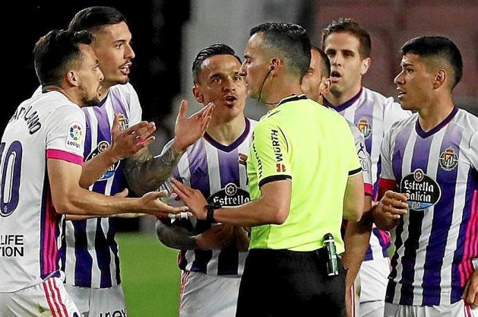 Jugadores del Valladolid protestan al árbitro la expulsión. Foto: Efe