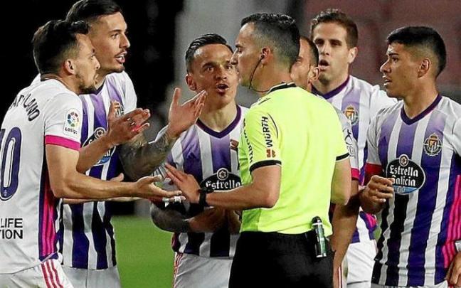 Jugadores del Valladolid protestan al árbitro la expulsión. Foto: Efe