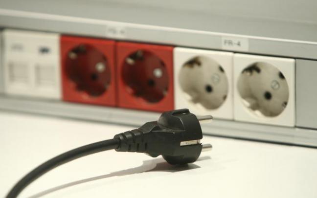 El precio medio de la electricidad se sitúa este martes en los 233,78 euros el megavatio hora