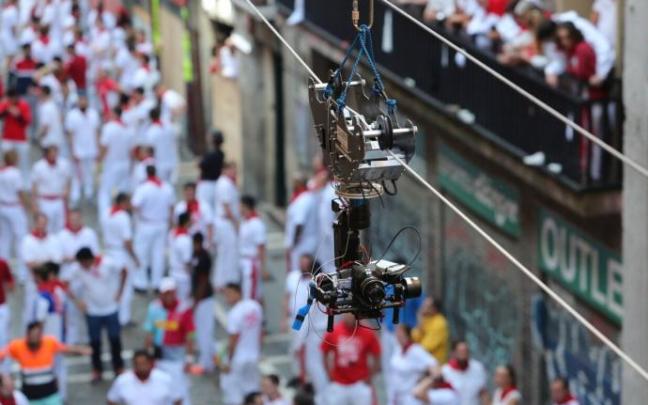 La cámara tirolina de televisión, antes del encierro del día 10 de 2018 con toros de la ganadería de Fuente Ymbro. La cámara tirolina de televisión, antes del encierro del día 10 de 2018 con toros de la ganadería de Fuente Ymbro.