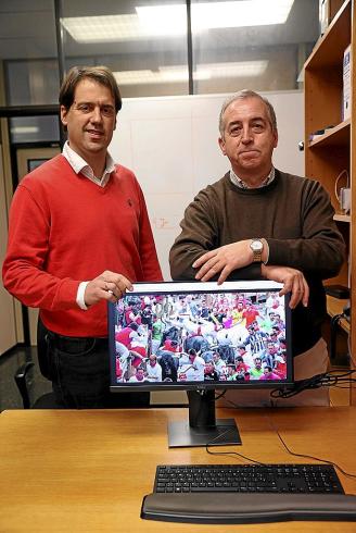 Iker Zuriguel y Ángel Garcimartín, catedráticos ambos de Física y profesores en la Universidad de Navarra, muestran imágenes de un encierro.