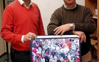 Iker Zuriguel y Ángel Garcimartín, catedráticos ambos de Física y profesores en la Universidad de Navarra, muestran imágenes de un encierro.