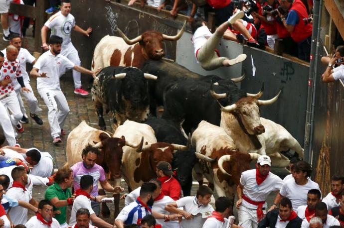 Revolcón en el encierro del 7 de julio de 2018 con toros de la ganadería de Puerto de San Lorenzo.