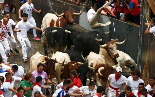 Revolcón en el encierro del 7 de julio de 2018 con toros de la ganadería de Puerto de San Lorenzo.