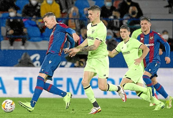 Oihan Sancet y Oier Zarraga presionan para recuperar la pelota durante el Levante-Athletic. Foto: Athletic Club