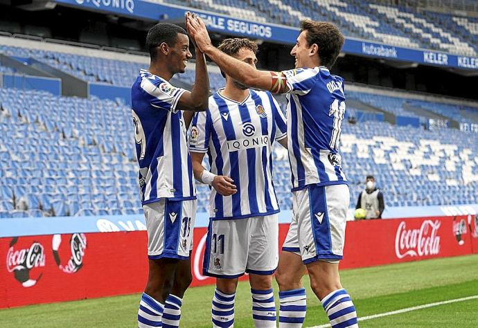 Isak celebra su segundo gol con Oyarzabal y Januzaj.