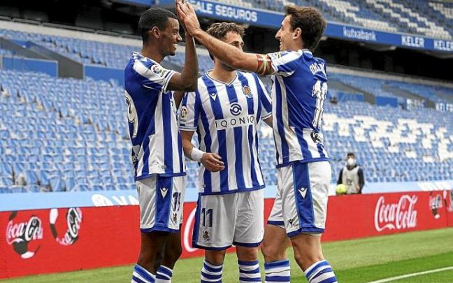 Isak celebra su segundo gol con Oyarzabal y Januzaj.
