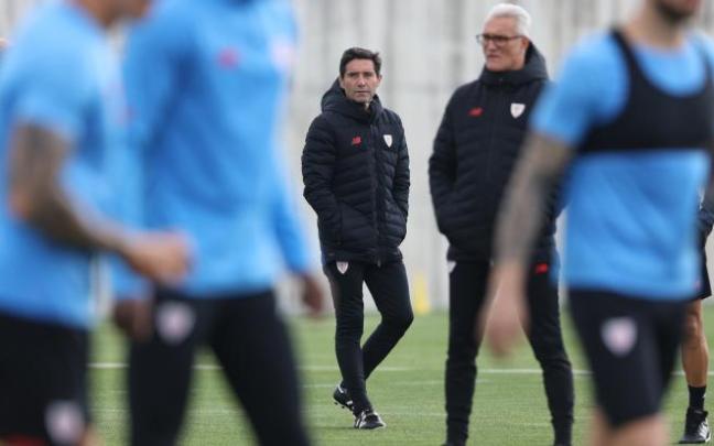 Marcelino García Toral, en un momento del entrenamiento de ayer miércoles en Lezama.