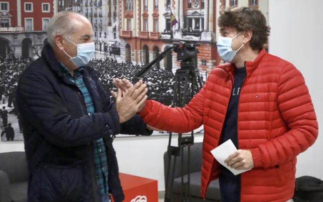 Eneko Andueza saluda al consejero de Vivienda y Transportes, Iñaki Arriola. Eneko Andueza saluda al consejero de Vivienda y Transportes, Iñaki Arriola.