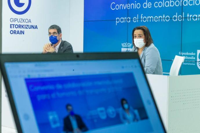 El alcalde de Donostia, Eneko Goia, y la diputada foral de Movilidad, Rafaela Romero, en la presentación del acuerdo.