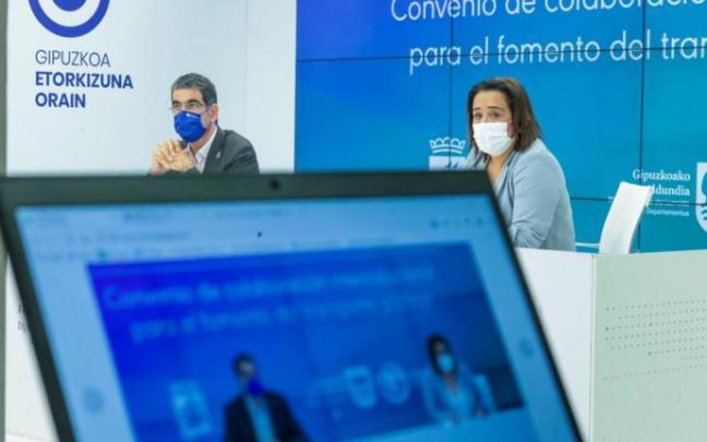 El alcalde de Donostia, Eneko Goia, y la diputada foral de Movilidad, Rafaela Romero, en la presentación del acuerdo.