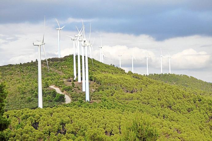 La nueva Ley de Cambio Climático y Transición Energética establece que para 2030 el 74% de la producción total de energía sea mediante fuentes renovables como los aerogeneradores. En Álava hay en la actualidad dos instalaciones de este tipo, la de Elgea-U