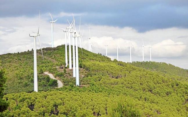 La nueva Ley de Cambio Climático y Transición Energética establece que para 2030 el 74% de la producción total de energía sea mediante fuentes renovables como los aerogeneradores. En Álava hay en la actualidad dos instalaciones de este tipo, la de Elgea-U