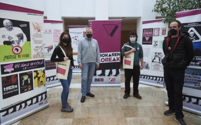 Nahia Saenz de Ugarte, Fernando Saenz de Ugarte, Peio Etxegarai y Ramon Ortiz, este jueves en el hall de la Casa de Cultura de Zizur Mayor. Nahia Saenz de Ugarte, Fernando Saenz de Ugarte, Peio Etxegarai y Ramon Ortiz, este jueves en el hall de la Casa de Cultura de Zizur Mayor.