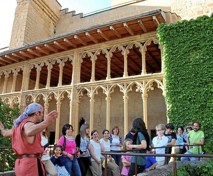 Unos turistas visitan el Palacio Real de Olite. Foto: D.N.