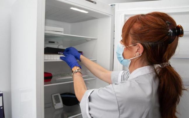 Una enfermera cogiendo viales de la vacuna de Pfizer contra el coronavirus.