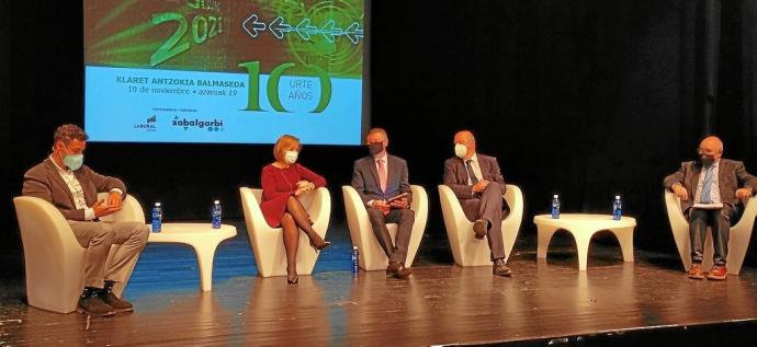 Pablo Ocaña, Ainara Basurko, Mikel Pulgarín, Bittor Oroz y Andoni García participaron en una mesa redonda en Balmaseda. Foto: E. Castresana