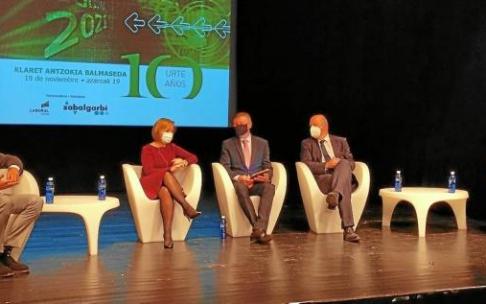 Pablo Ocaña, Ainara Basurko, Mikel Pulgarín, Bittor Oroz y Andoni García participaron en una mesa redonda en Balmaseda. Foto: E. Castresana