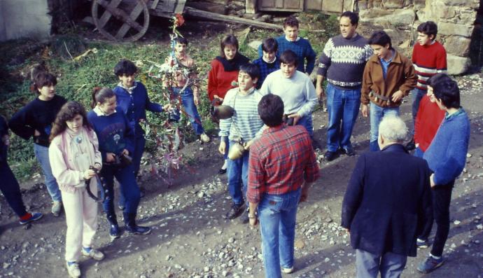 Vecinos del barrio de Aldeacueva, cantando en 1987.