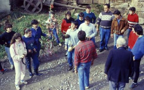 Vecinos del barrio de Aldeacueva, cantando en 1987.
