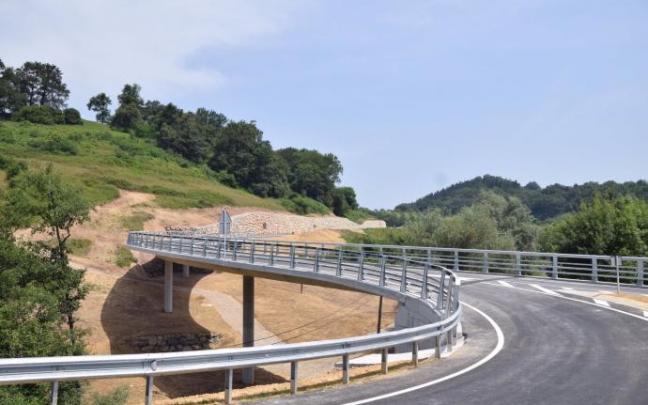 Nueva carretera de conexión entre Astigarraga y el Polígono de Martutene, justo antes de abrirse.
