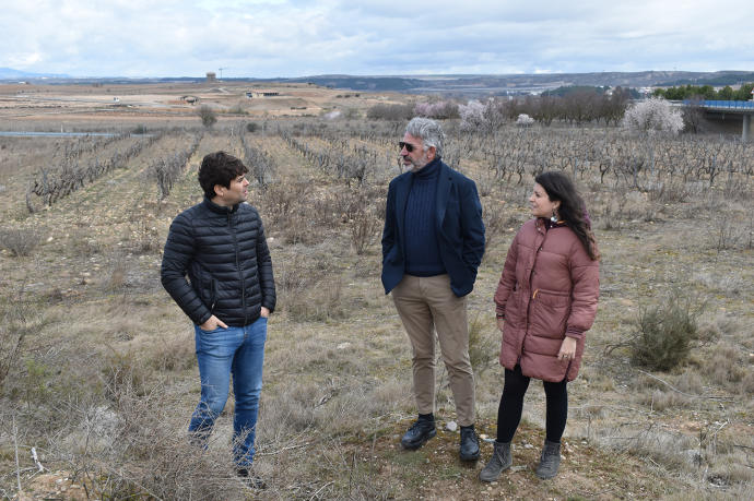 Pablo Azcona, Koldo Martínez y Lourdes San Miguel, junto a la AP-68 a su paso por Lodosa